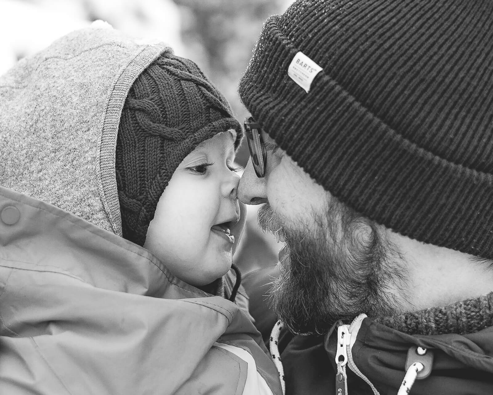 Papa bekommt von Baby einen Nasenstups