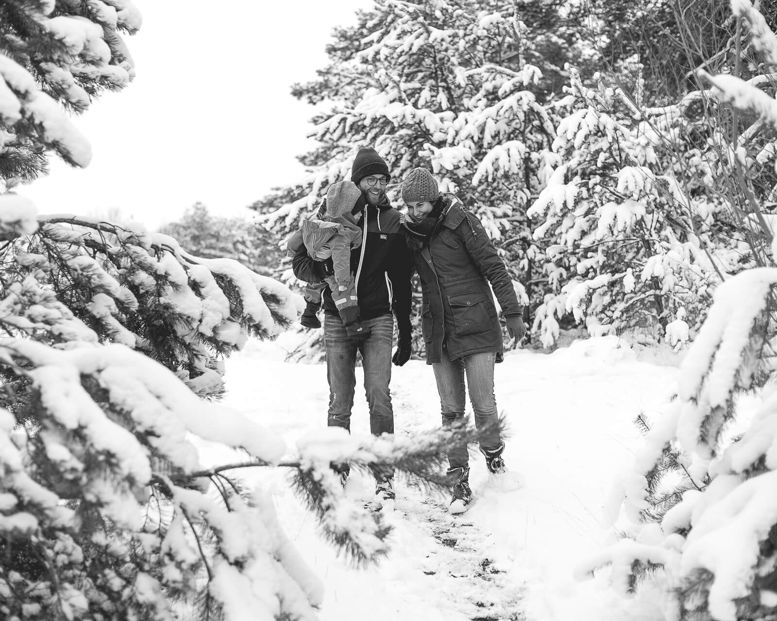 Eine Familie macht im Schnee einen Spaziergang