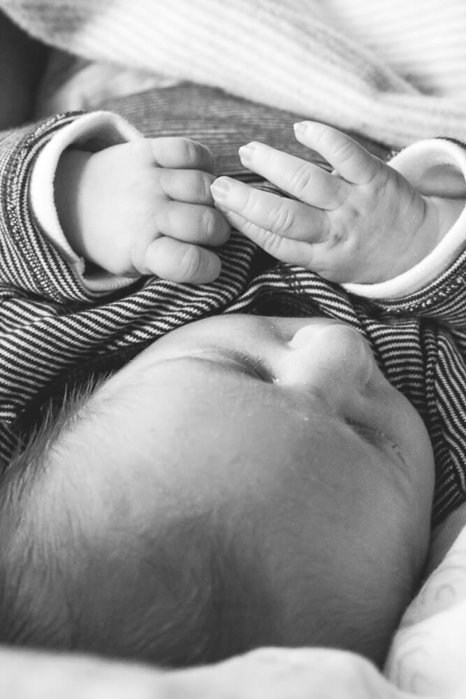 Ein kleines schlafendes Baby